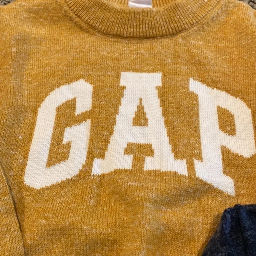 Bundle of 2 Baby Gap Logo Sweaters Size 3T in Like New Condition